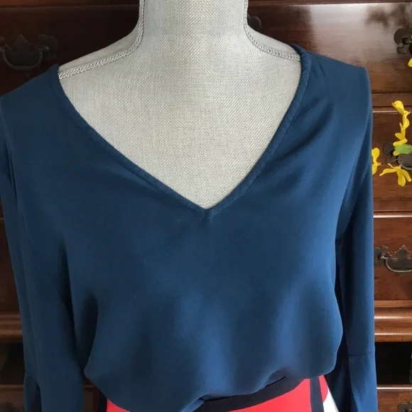 Just Living V-Neck Bell Sleeve Blouse Size Medium - Picture 3 of 10